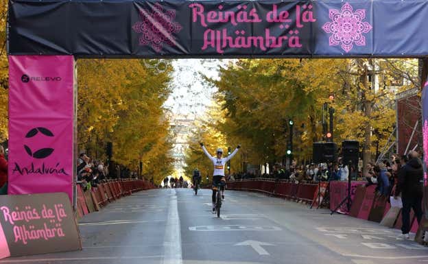 Mavi García, celebrando su victoria en Reinas de la Alhambra. @ALVAROCYCLING