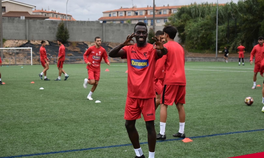 Sylla, un trotamundos enamorado del fútbol y Galicia.  AROSA SC