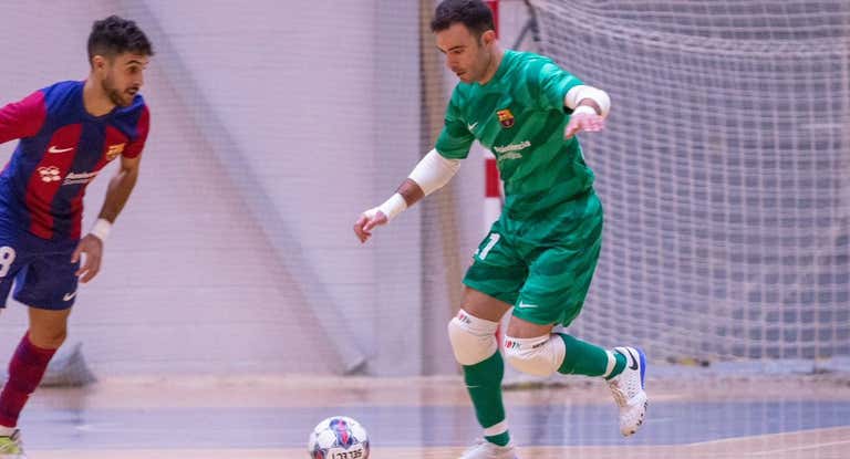 Dídac Plana controla un balón ante la presencia de Adolfo en el Zemgales Olympic Center de Jelgava, en las afueras de Riga.