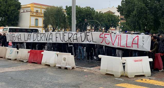 La afición del Sevilla se moviliza antes de la Junta de Accionistas