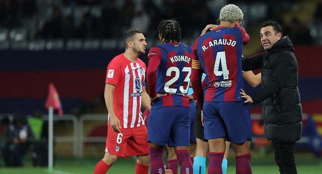 El abrazo inesperado de Xavi que delata su sufrimiento y la resurrección del Barça