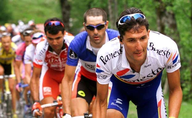 Chava, durante una ascensión, con Santi Blanco de fondo (tercero).