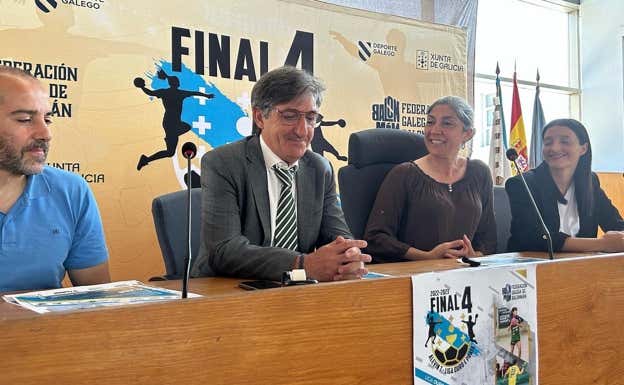 El presidente del Cangas, Alberto González, en el centro de la imagen. Federación Galega Balonmán