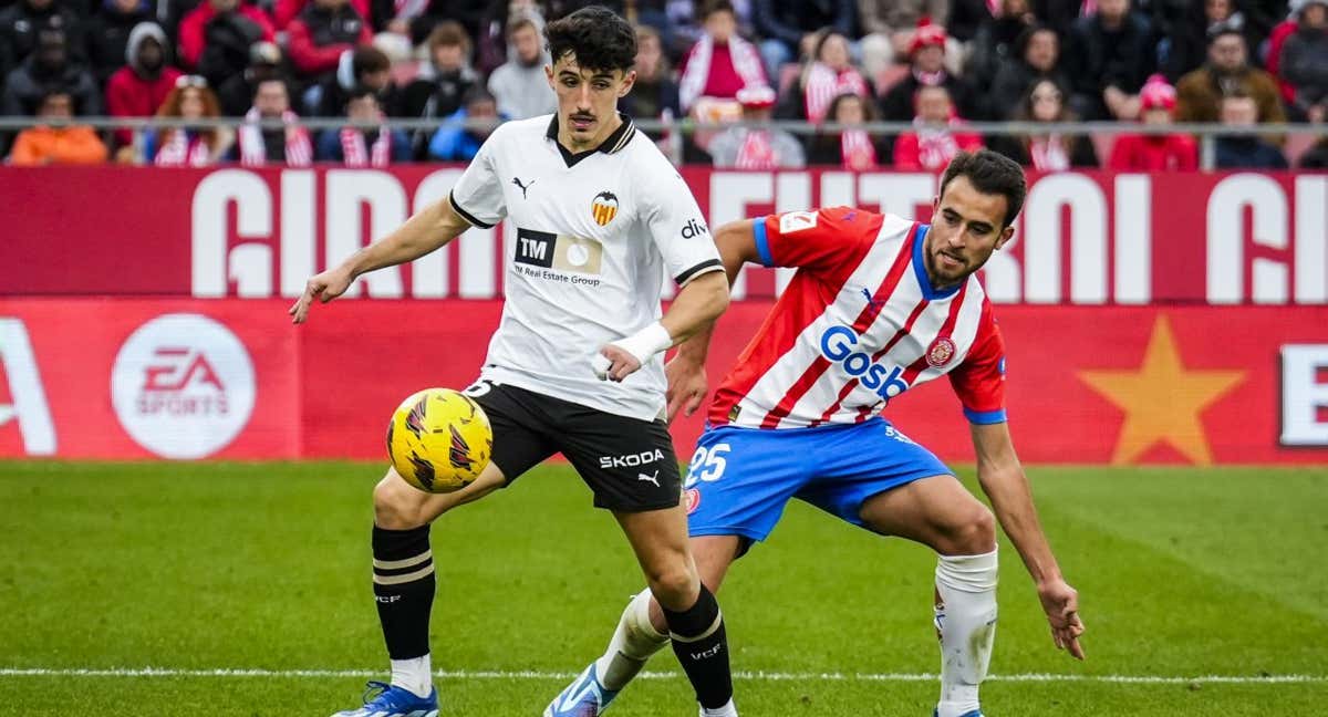 Eric García en una acción del Girona - Valencia.
