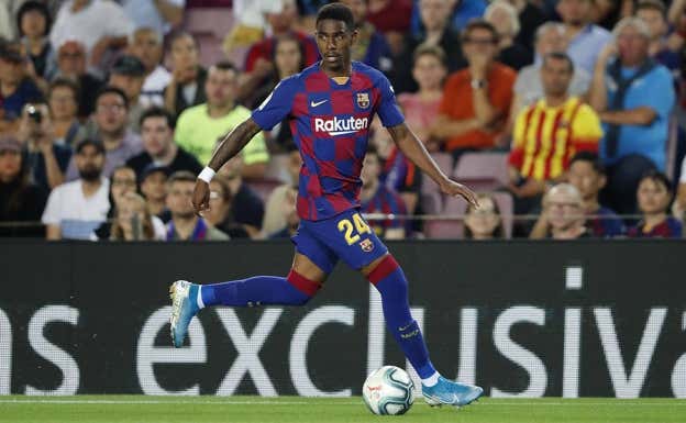 Junior Firpo controla un balón con el Barcelona. Getty Images
