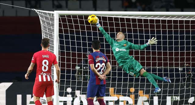 Iñaki Peña, un perfil bajo que vuela alto: ¿por qué a La Masia le cuesta sacar porteros?
