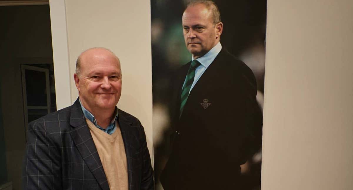 Pepe Mel posa junto a una fotografía de su etapa como entrenador del Betis./A. R.