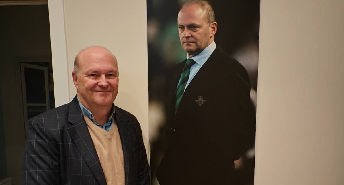 Pepe Mel posa junto a una fotografía de su etapa como entrenador del Betis.