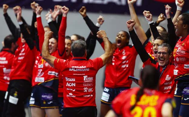La Selección de balonmano celebra su triunfo ante Brasil.  EFE / EPA / HANNIBAL HANSCHKE
