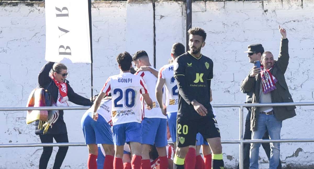 El Barbastro celebra el gol contra el Almería./EFE