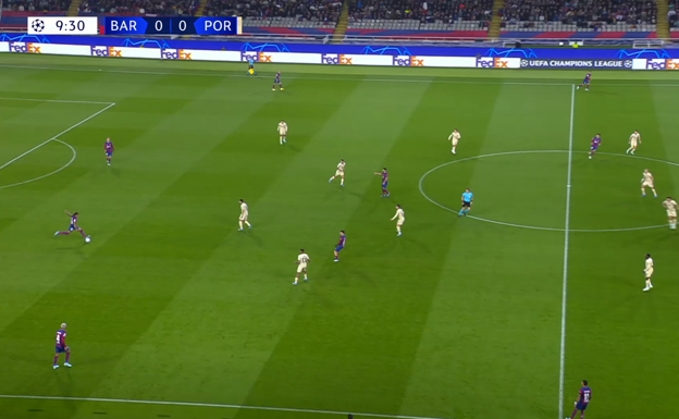 Joao Félix dentro y Cancelo abierto como un extremo para que Koundé le encuentre con un pase largo.  WYSCOUT