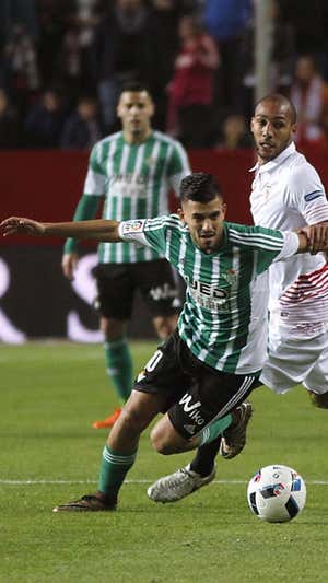 Ceballos, con el Betis.