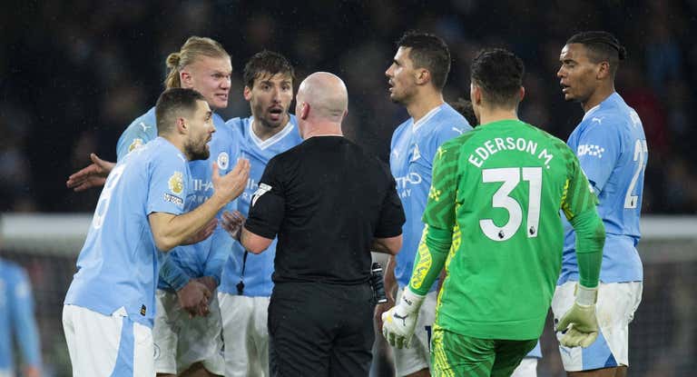 Los futbolistas del Manchester City se quejan de una decisión en la última jornada.