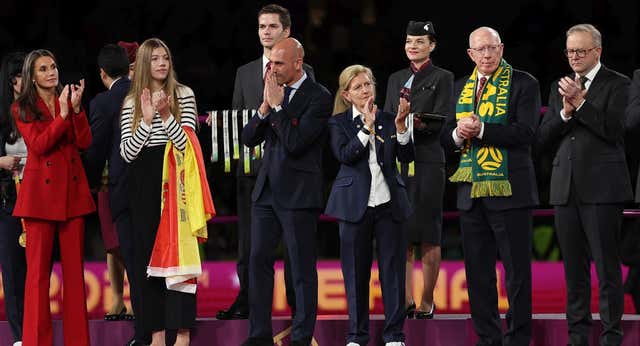 La Federación inglesa denuncia en un informe de FIFA actitudes «extrañas» de Rubiales con Lucy Bronze y Laura Coombs