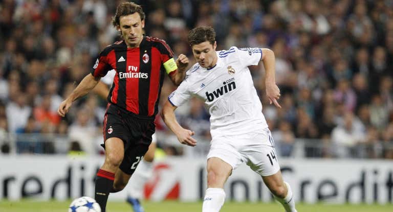 Pirlo, en una acción frente a Xabi Alonso en un Real Madrid-Milan de 2010.