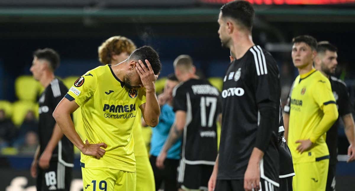 Coquelin se lamenta durante el partido ante el Maccabi.