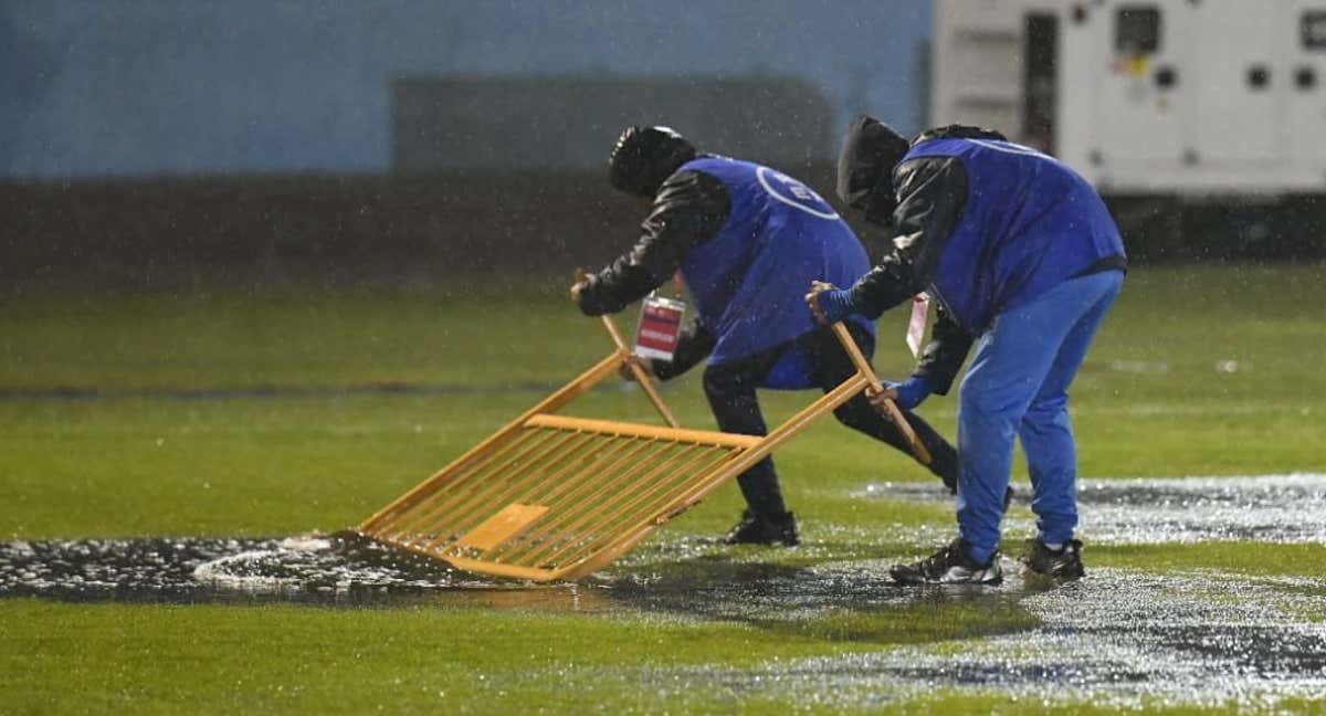 Dos operarios achican agua en el estadio de la Arandina./CÁDIZ CF