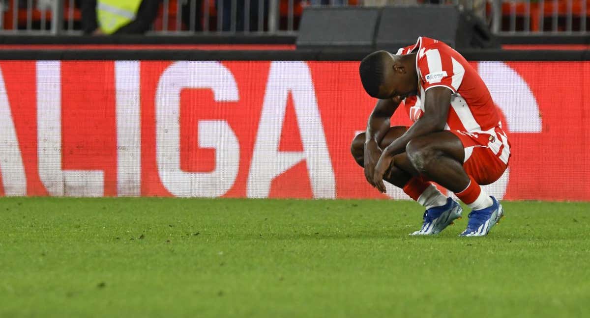 Akieme lamenta el resultado de un partido del Almería.