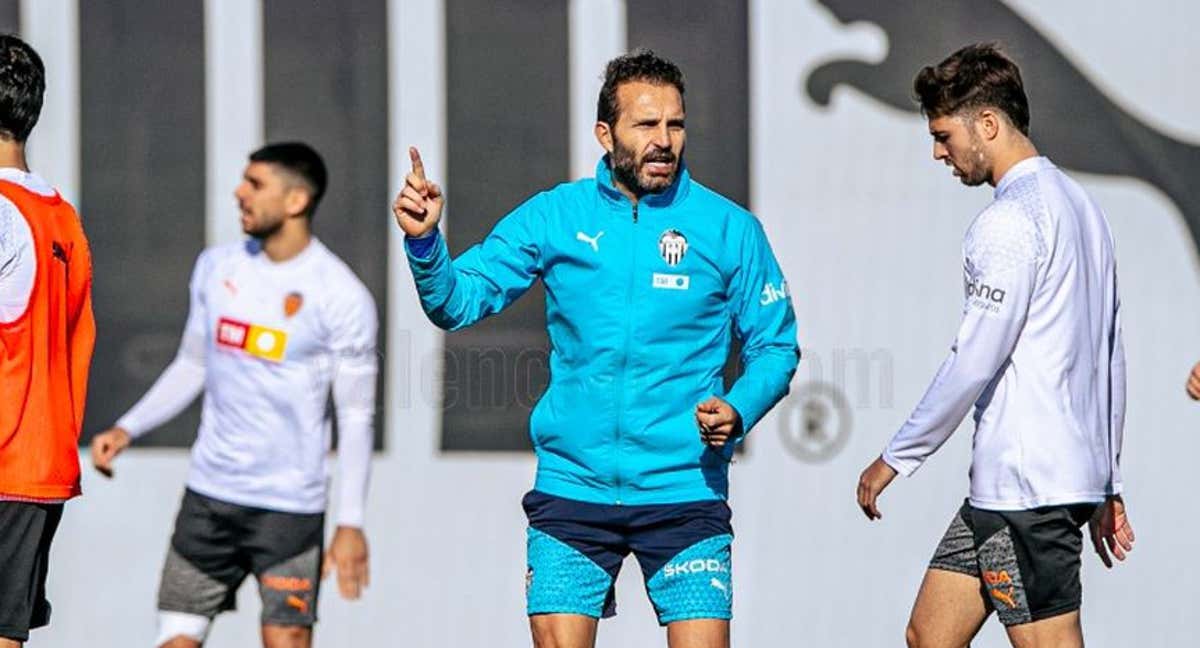 Baraja da órdenes en un entrenamiento. /Valencia C.F