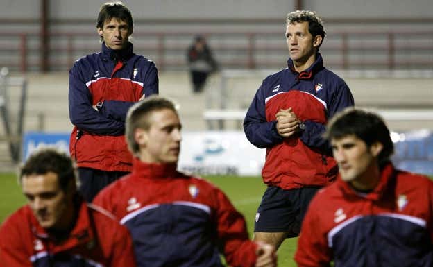 Goikoetxea junto al Cuco Ziganda, en su época como entrenador en Osasuna.  Efe