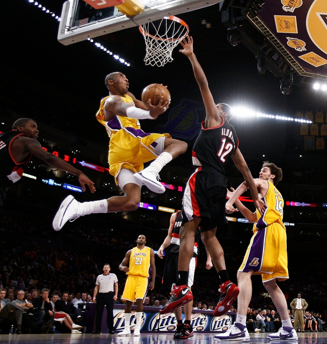 LaMarcus Aldridge en un encuentro ante Los Ángeles Lakers junto a Kobe Bryant y Pau Gasol.  ASOCIATED PRESS