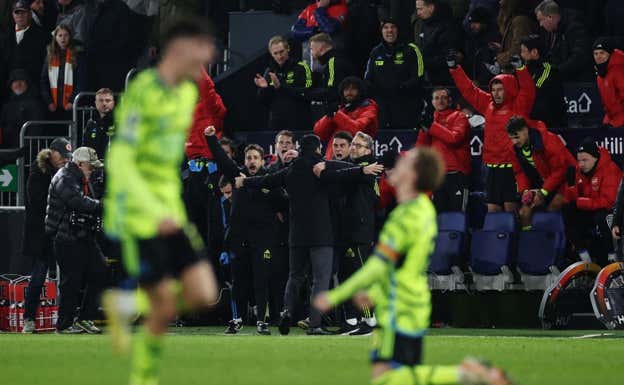 Arteta y su cuerpo técnico celebran la última victoria.  REUTERS