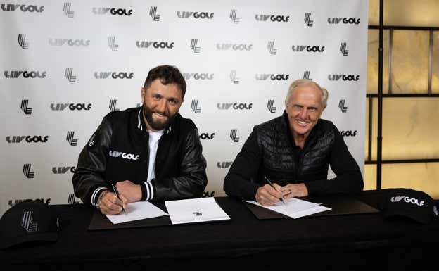 Firma de Jon Rahm junto al CEO del LIV, Greg Norman. LIV