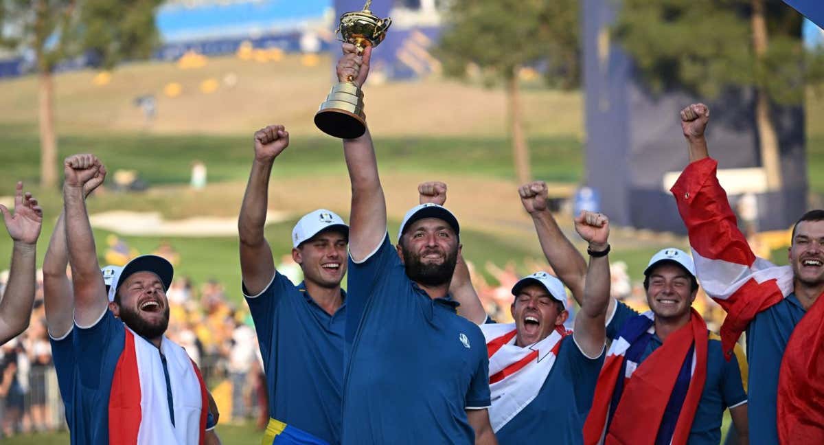 Jon Rahm con la Ryder Cup conquistada por Europa en Roma el pasado mes de octubre./AFP