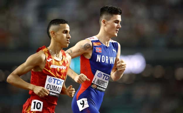 Oumaiz, tras Jakob Ingebrigtsen, en el Mundial de Budapest en 2023.  REUTERS / SARAH MEYSSONNIER