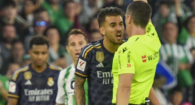 Dani Ceballos retrocede en el tiempo y recibe la bronca del Benito Villamarín