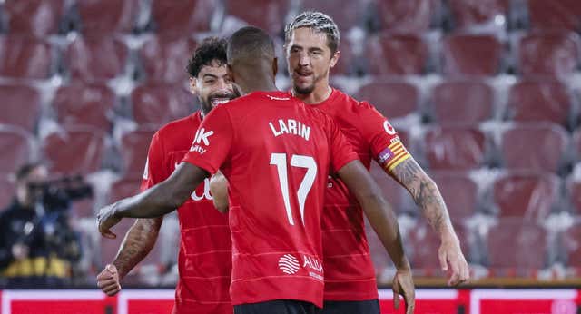 Larin y Rajkovic se alían con Murphy para fulminar al Sevilla