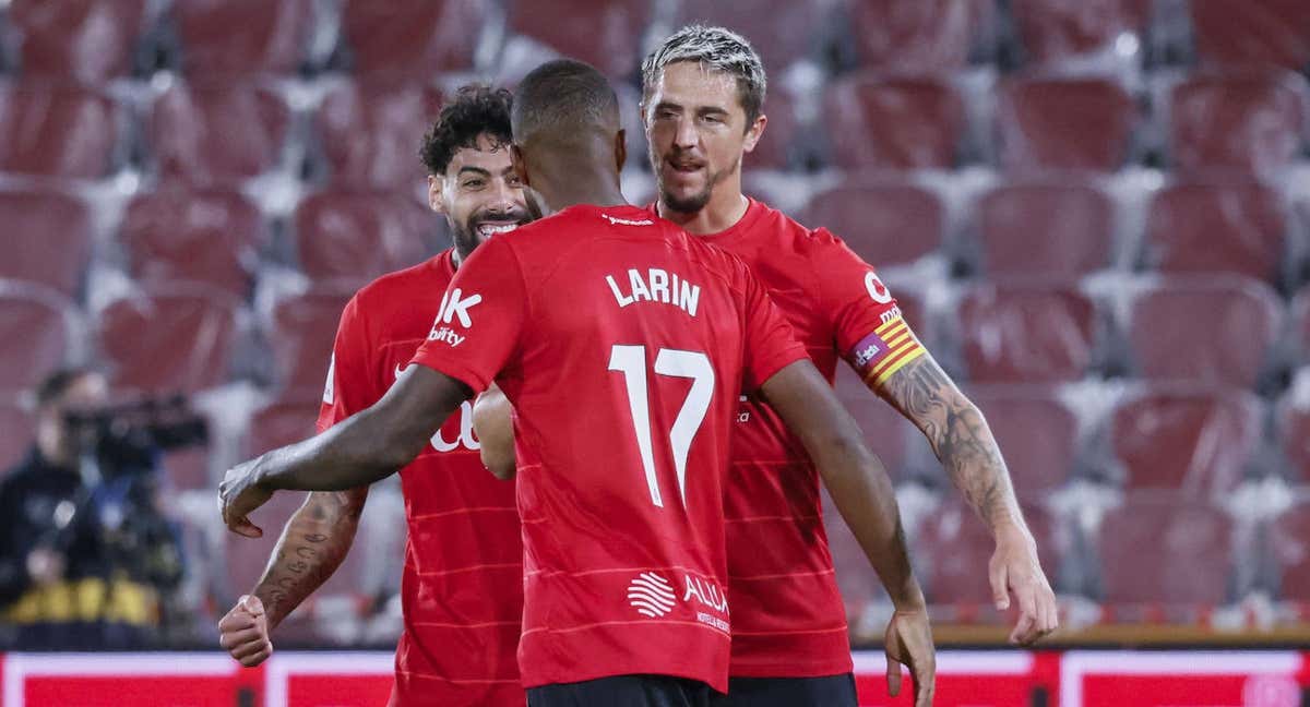 Los jugadores del Mallorca celebran el gol de Larin.