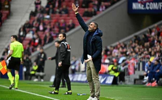 Garitano, en el Metropolitano durante el Atlético-Almería. AFP
