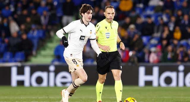 El vestuario del Valencia arropa a Javi Guerra y cree su versión sobre su roja en Getafe: “Le dijo que su arbitraje era de locos”