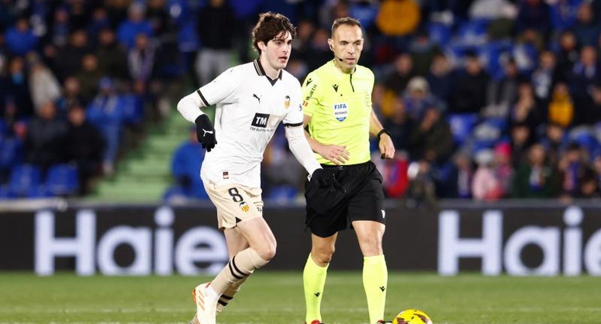 Javi Guerra con Cuadra Fernández detrás.