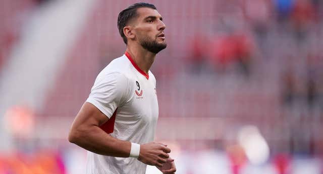 El Sevilla quiere vender a Rafa Mir en enero