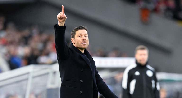 Xabi Alonso da indicaciones durante el encuentro.