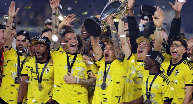 El Cucho Hernández levanta el trofeo de la MLS Cup.