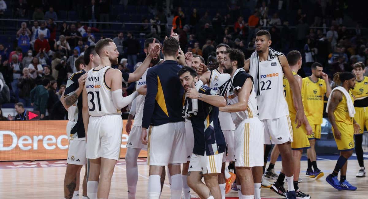 El Real Madrid se saluda en el centro del campo tras la victoria ante Gran Canaria.