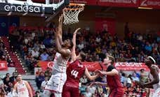 Un UCAM Murcia - Valencia Basket que lo tuvo todo: polémica previa, remontada, prórroga… ¡y cuatro lesionados!
