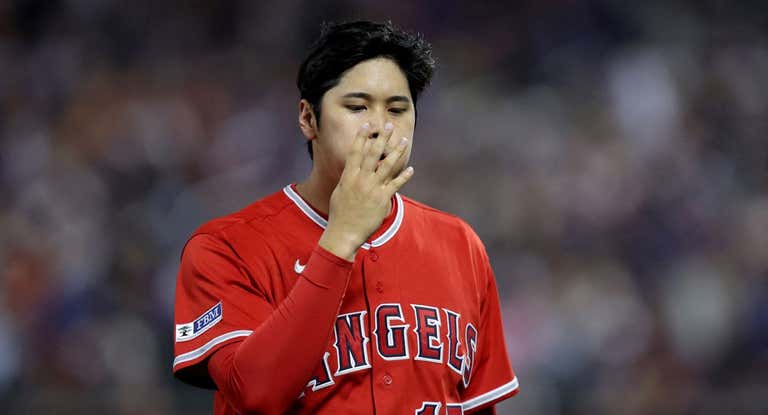 Shohei Ohtani sopla sus dedos antes de batear en un encuentro con los Angels.