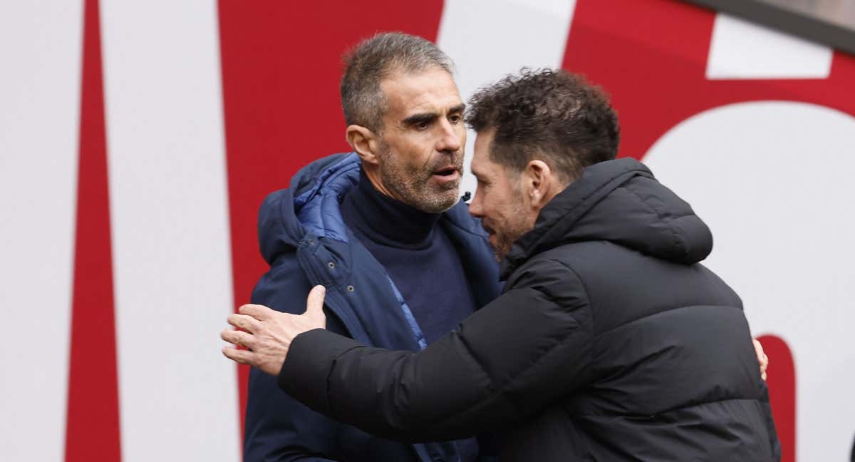 Gaizka Garitano y Diego Pablo Simeone, en el inicio del Atlético-Almería./EFE