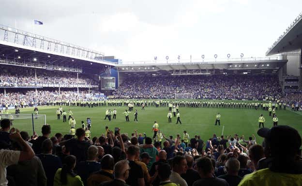 La Policía y los 'stewards' controlan una protesta en Goodison Park. Getty Images