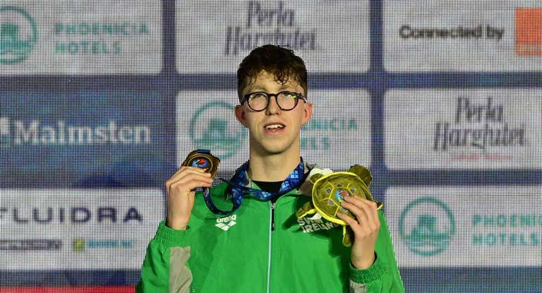 Daniel Wiffen, con las medallas al cuello después de la última jornada del Europeo de piscina corta.