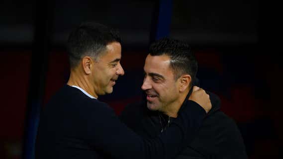 Michel y Xavi antes del partido saludándose. /AFP