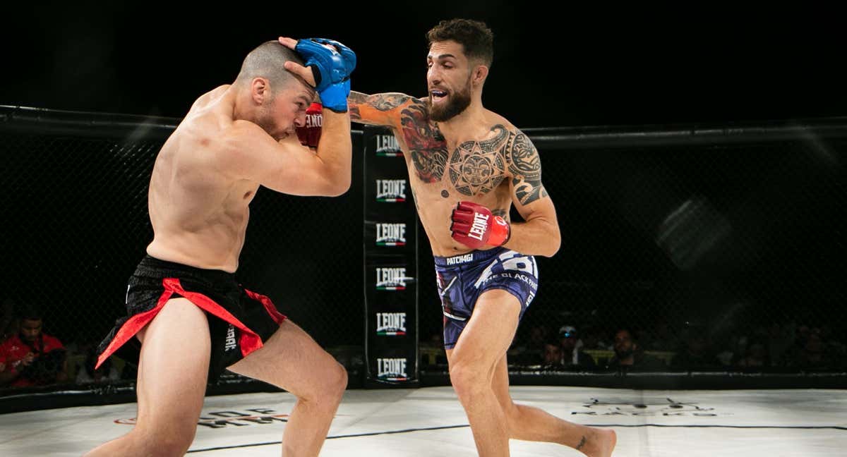 David Mora, guantillas rojas, golpe a un oponente durante un combate./AFL MMA
