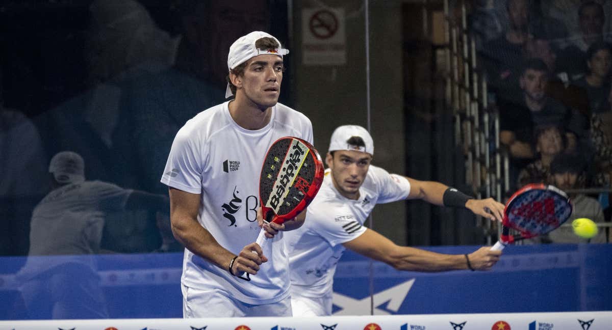 Ale Galán al saque junto a Juan Lebrón.