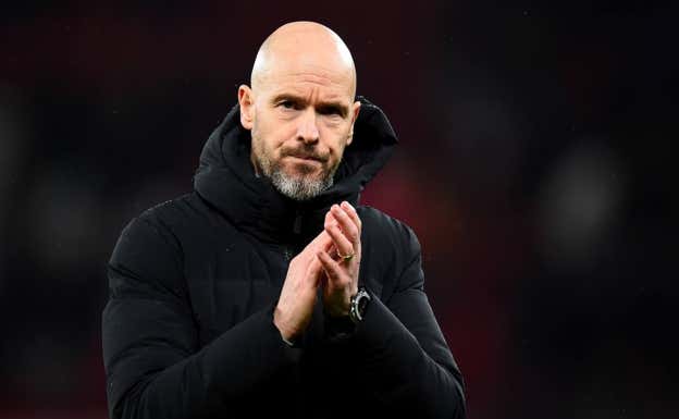Ten Hag aplaude a su afición en Old Trafford. EFE