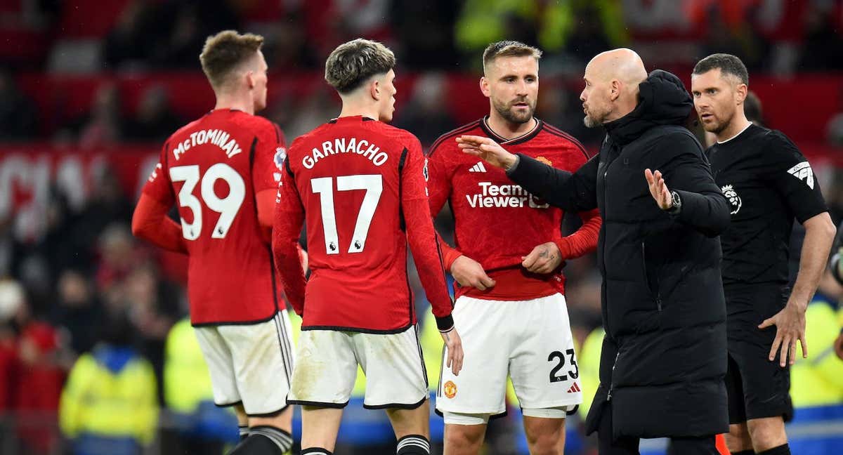 Erik ten Hag da instrucciones a sus futbolistas./EFE