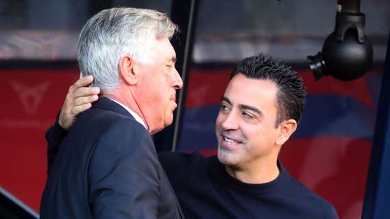 Ancelotti y Xavi se saludan en el último Clásico disputado en Montjuïc. /GETTY